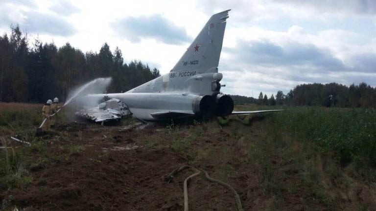 Ατύχημα με ρωσικό βομβαρδιστικό TU-22M3 – Βγήκε εκτός αεροδιαδρόμου και υπέστη ανεπανόρθωτες ζημιές (εικόνες, βίντεο)